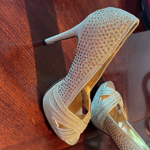 Gold open toe pumps. Brand Celeste. - Picture 5 of 7